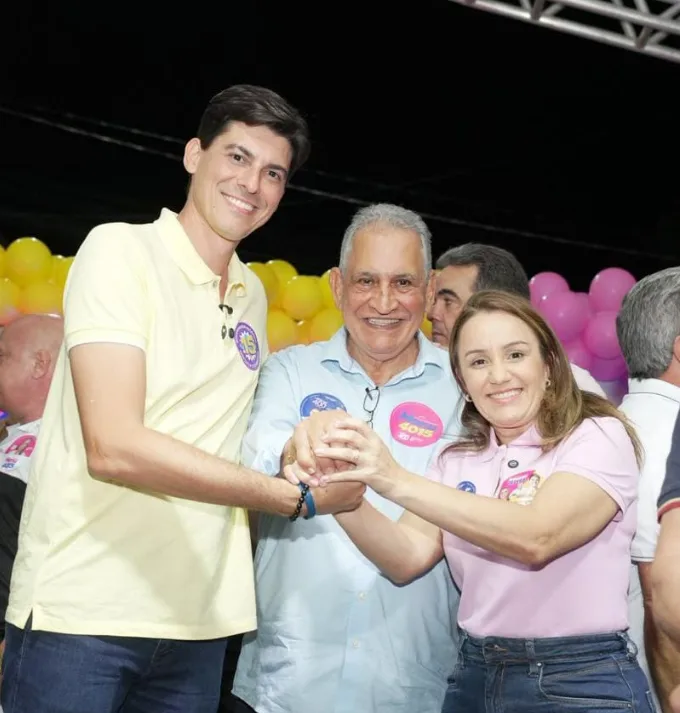 Da esquerda para a direita: deputado Mazinho dos Anjos, prefeito Enivaldo dos Anjos e Emanuela Pedroso