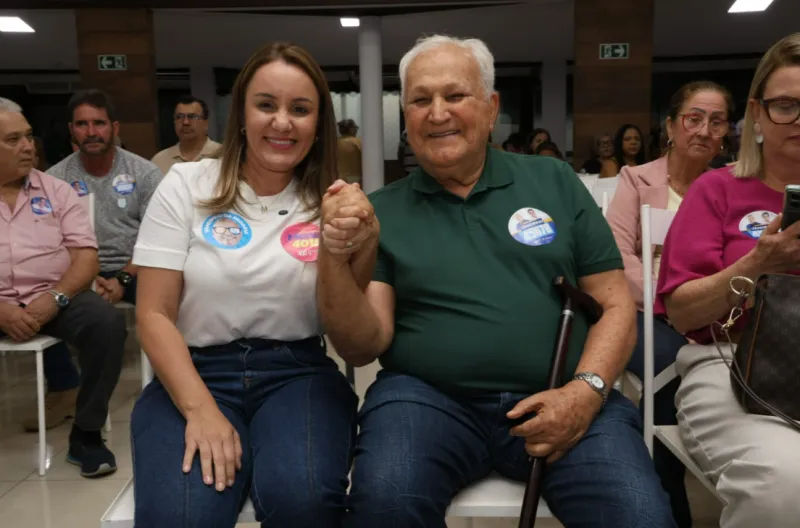 Emanuela Pedroso ao lado do prefeito de Cachoeiro de Itapemirim, Theodorico Ferraço