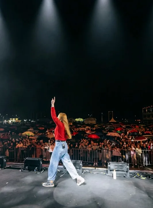 Multidão enfrenta chuva para acompanhar shows na abertura da ExpoAgro São Mateus 2026