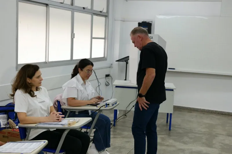 Casagrande vota em Vitória e agradece apoio dos capixabas nas eleições