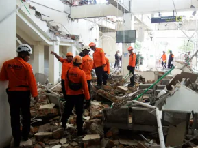 Buscas por vítimas de terremoto na Indonésia ofuscam Dia da Independência