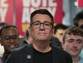 Andy Burnham se torna premiê do Reino Unido após encontro com rei Charles