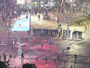 Torcedores atiram pedras contra a polícia na Argentina após derrota na Copa
