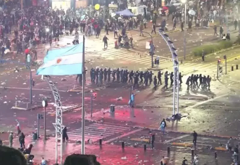 Torcedores atiram pedras contra a polícia na Argentina após derrota na Copa