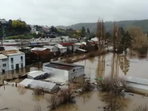 Imagens de drone mostram devastação causada por enchentes no sul do Chile