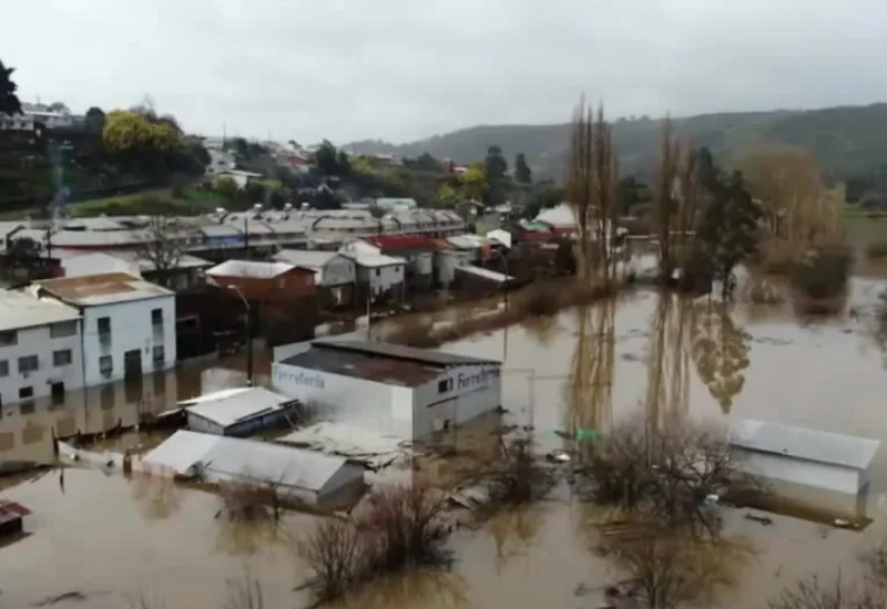 Imagens de drone mostram devastação causada por enchentes no sul do Chile