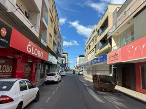 Serviço de remoção de fiação sem uso bloqueia avenida no centro de Linhares durante este domingo (21)