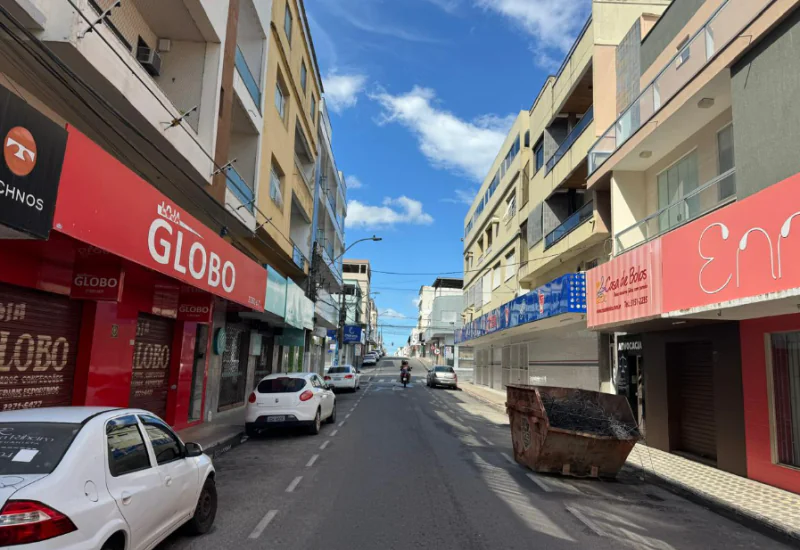 Serviço de remoção de fiação sem uso bloqueia avenida no centro de Linhares durante este domingo (21)