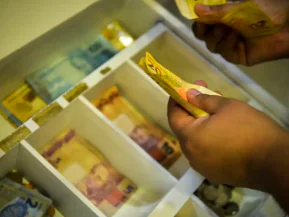 Trabalhadores nascidos em novembro e dezembro recebem abono salarial