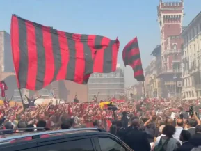 Ciao Capitano: multidão de torcedores do Milan se reúne em adeus a Baresi