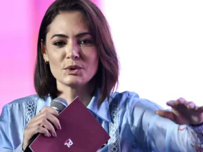 Michelle Bolsonaro tenta conter repercussão negativa após elogio a programa de Lula
