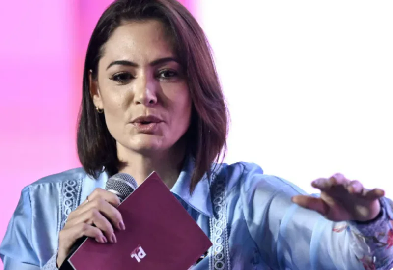 Michelle Bolsonaro tenta conter repercussão negativa após elogio a programa de Lula