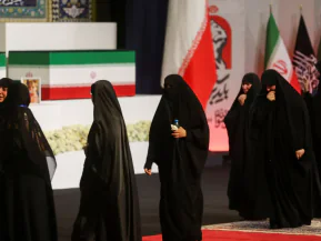 Iranianos pedem vingança contra Trump durante cortejo de Ali Khamenei
