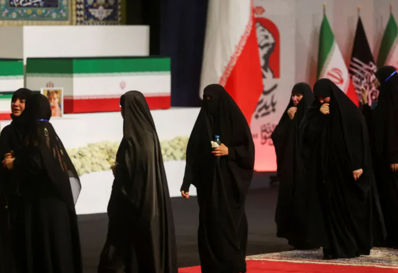 Iranianos pedem vingança contra Trump durante cortejo de Ali Khamenei