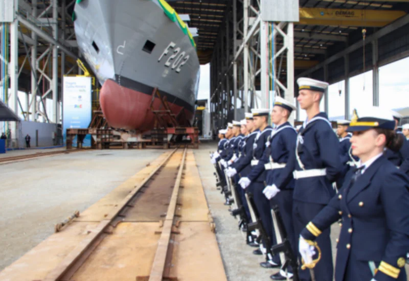 Brasil apresenta novo navio de guerra com a presença de Lula