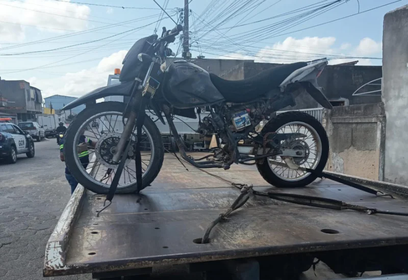 Moto roubada há quase oito anos é encontrada em oficina de Linhares