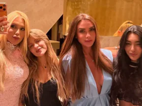 Nicole Bahls posa com Virginia e Luísa Sonza em noitada na Itália