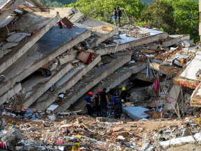 Famílias da Venezuela buscam recomeço em abrigos após terremotos mortais