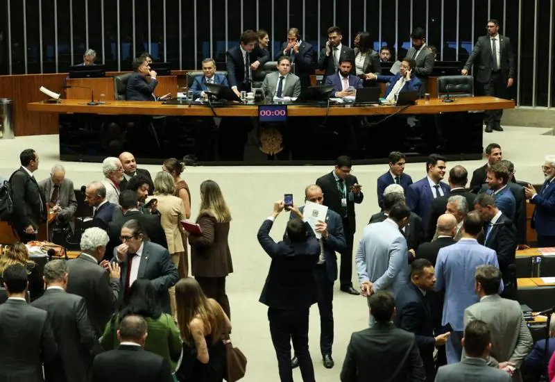 Janela partidária abre calendário eleitoral com troca-troca de partido