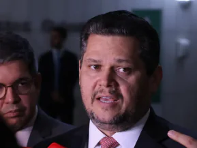 Alcolumbre mantém PEC 6×1 travada em semana esvaziada no Senado