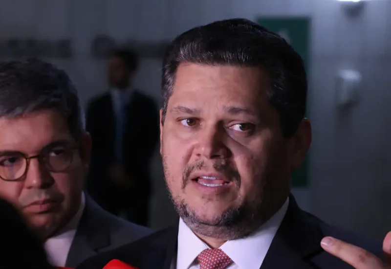Alcolumbre mantém PEC 6×1 travada em semana esvaziada no Senado