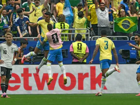 Brasil dá susto, mas vira contra o Japão no fim e avança na Copa