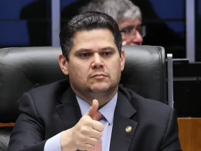 Alcolumbre destrava PEC do fim da 6×1 após conversas com Lula