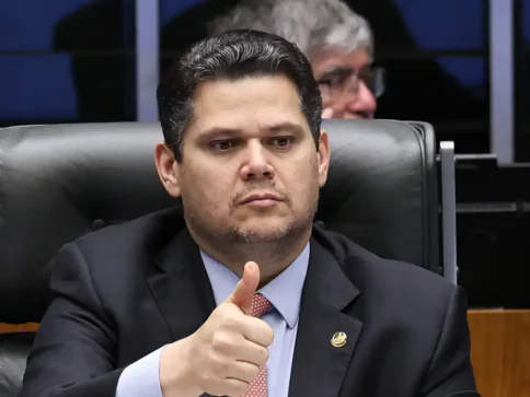 Alcolumbre destrava PEC do fim da 6×1 após conversas com Lula