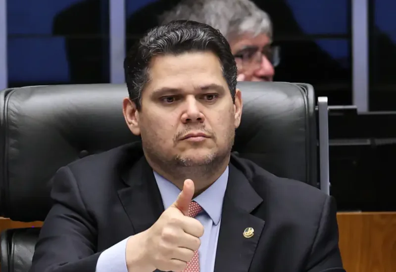 Alcolumbre destrava PEC do fim da 6×1 após conversas com Lula