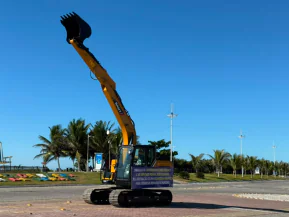 Conceição da Barra recebe nova escavadeira para reforçar serviços de infraestrutura