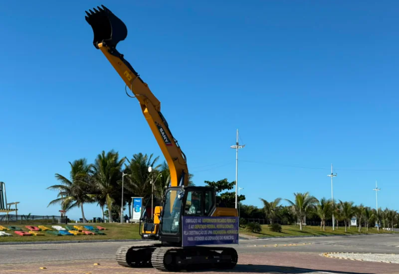 Conceição da Barra recebe nova escavadeira para reforçar serviços de infraestrutura