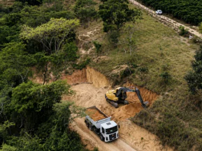 Estradas da região do KM 37 passam por patrolamento e compactação em São Mateus