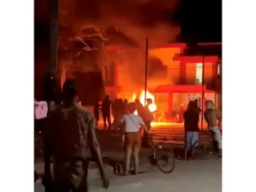 Manifestantes atacam escritório do Partido Comunista em Cuba
