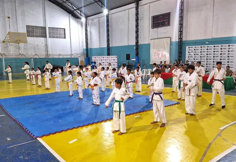 Governo do Estado e Prefeitura de Jaguaré entregam novos materiais esportivos para o projeto Campeões de Futuro