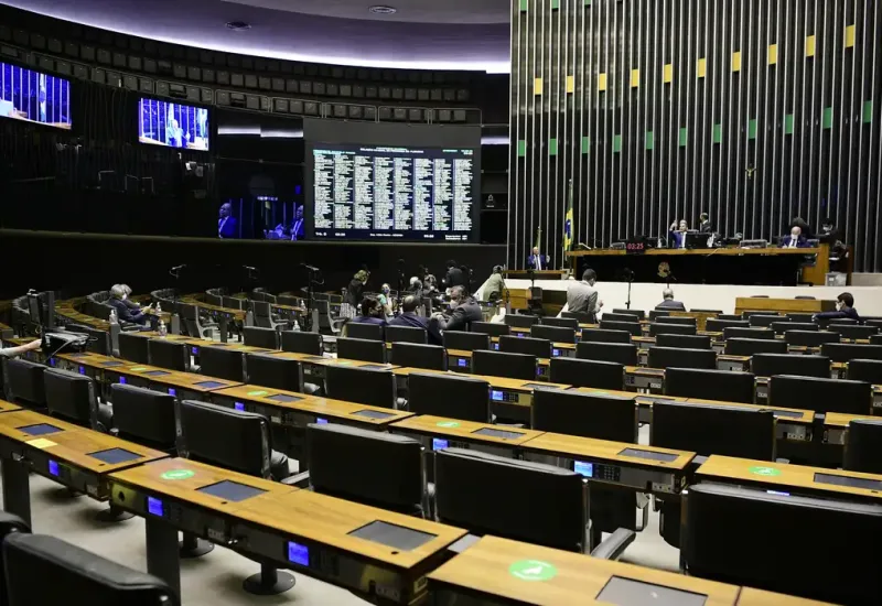 Câmara discute PEC da Segurança e Senado ouve CPI do INSS