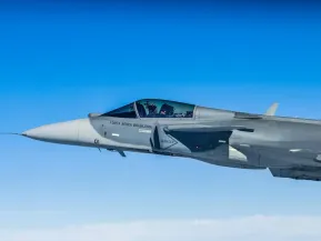 Brasil apresenta primeiro caça F-39 Gripen fabricado no país
