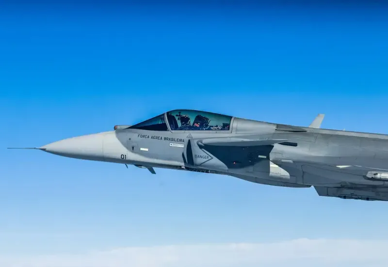 Brasil apresenta primeiro caça F-39 Gripen fabricado no país