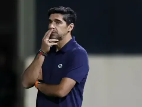 Abel vê clássico equilibrado e aponta desafios do Palmeiras: 'Ando atrás de títulos'