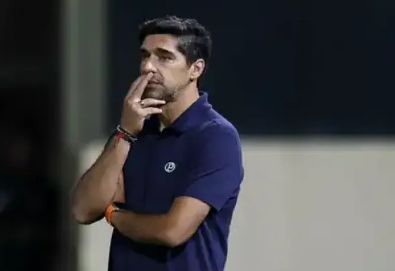 Abel vê clássico equilibrado e aponta desafios do Palmeiras: 'Ando atrás de títulos'