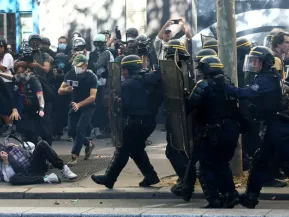 Adolescentes franceses fazem mais um dia de protestos sobre escolas