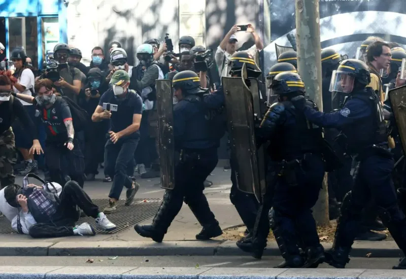 Adolescentes franceses fazem mais um dia de protestos sobre escolas