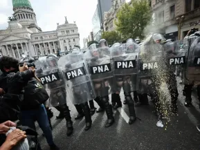 Ajuste de Milei reduz número de novos aposentados em 53% na Argentina