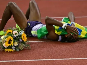 Alison dos Santos quebra recorde mundial dos 400m com barreiras