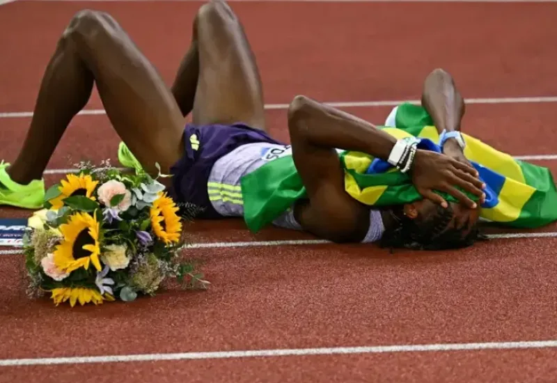 Alison dos Santos quebra recorde mundial dos 400m com barreiras