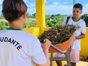 Alunos de Jaguaré transformam resíduos orgânicos em adubo para horta e jardim