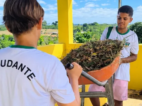 Alunos de Jaguaré transformam resíduos orgânicos em adubo para horta e jardim