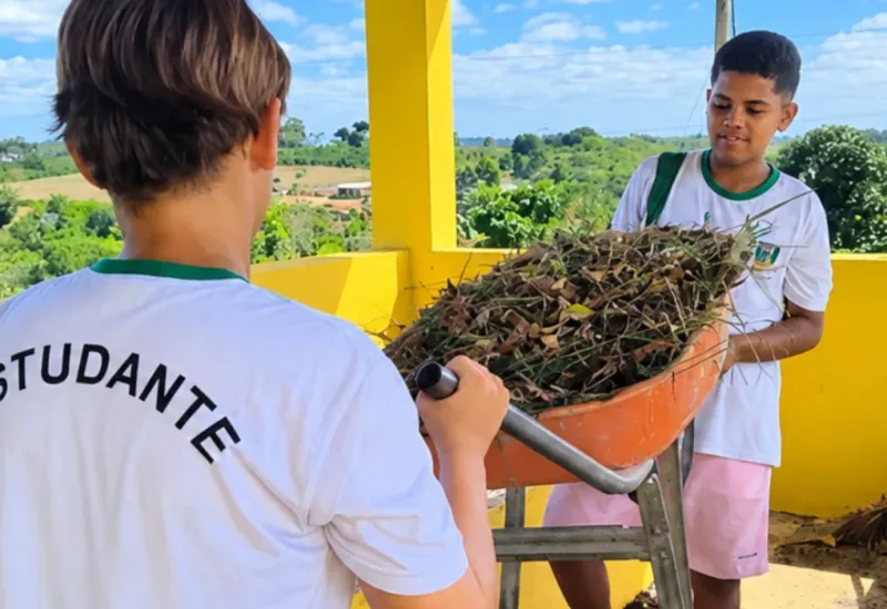 Alunos de Jaguaré transformam resíduos orgânicos em adubo para horta e jardim