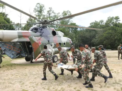 Após enxurradas, Nepal e China ainda buscam mais de 1.300 desaparecidos