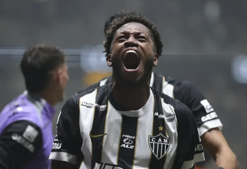 Atlético-MG aproveita expulsão, vira com golaço de Fred e elimina Cruzeiro