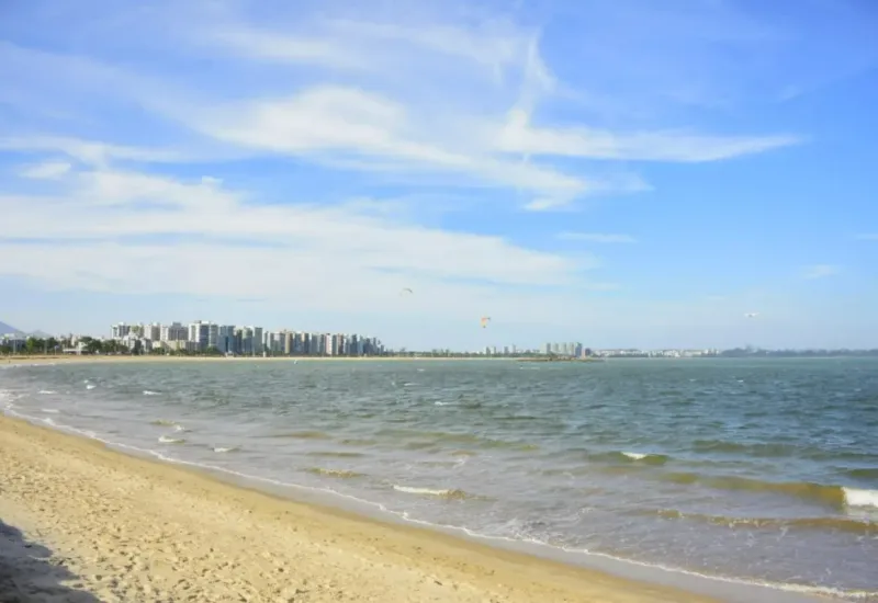 Calor dá as caras: semana começa com sol e tempo firme no ES